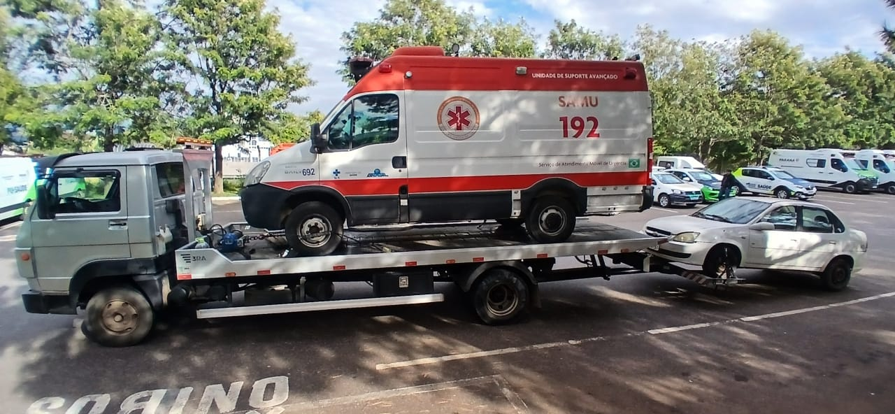 Guincho Barbosa rebocando ambulância SAMU