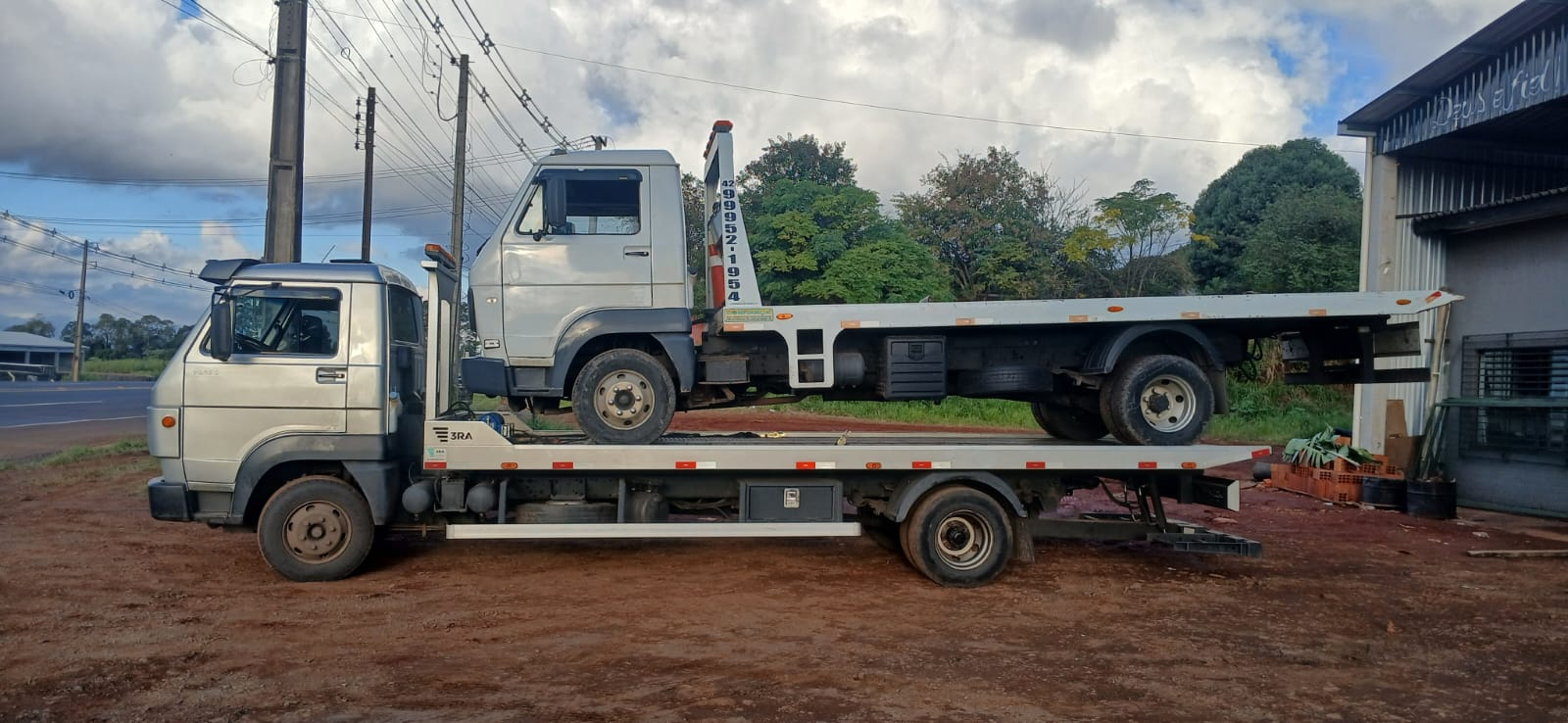 Guincho Barbosa rebocando caminhão VW