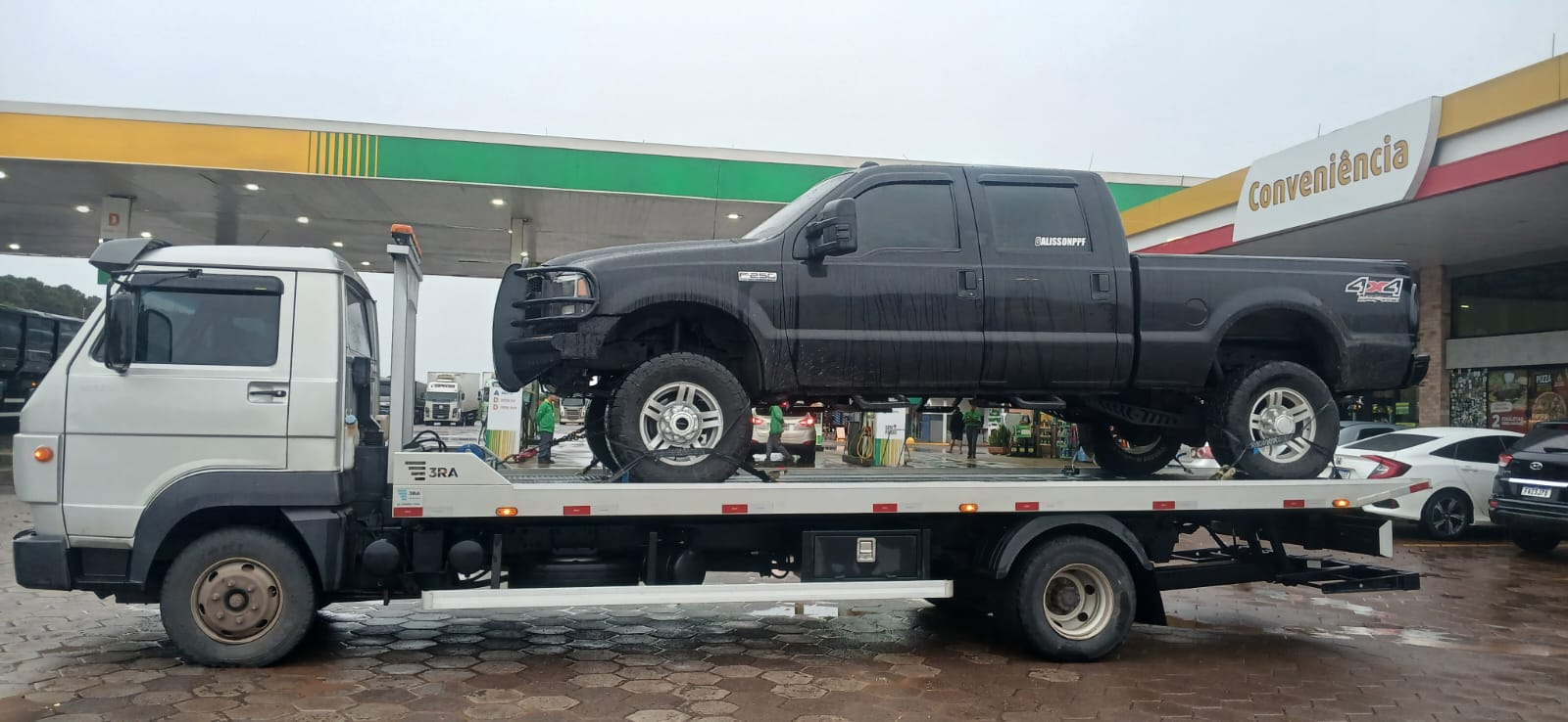 Guincho Barbosa rebocando caminhonete F-250 4x4