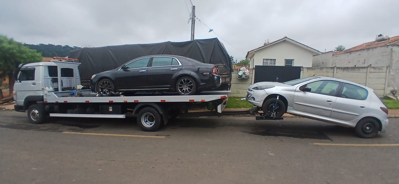 Guincho Barbosa rebocando sedan e hatch