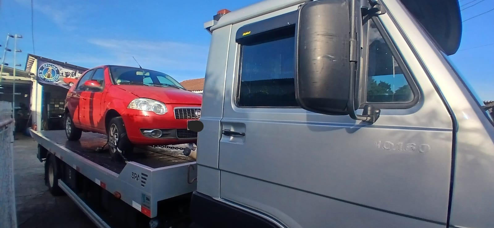 Guincho Barbosa rebocando Fiat Palio vermelho em Ponta Grossa
