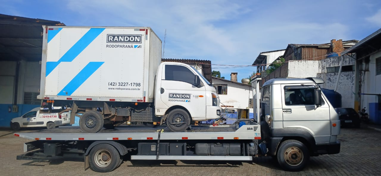 Guincho Barbosa transportando caminhão Randon Rodoparaná em Ponta Grossa