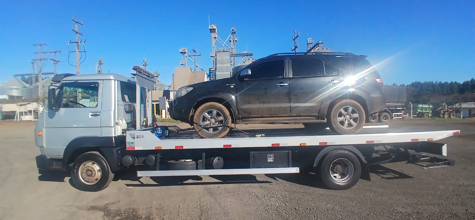 Guincho Barbosa rebocando Toyota SW4 preta em Ponta Grossa