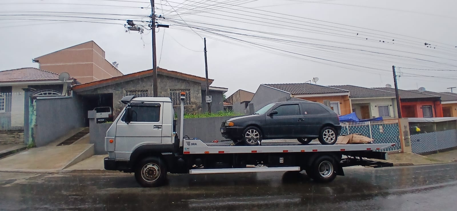 Guincho Barbosa rebocando VW Gol em Ponta Grossa