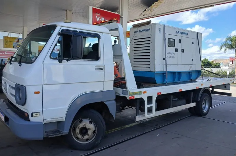 Transporte de gerador com guincho munck